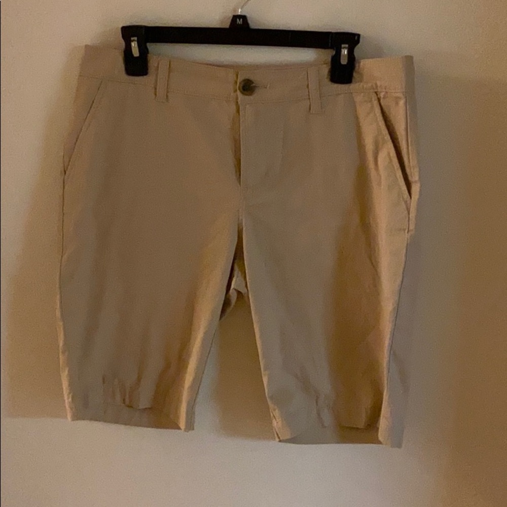 Old navy Bermuda size 8 khaki shorts